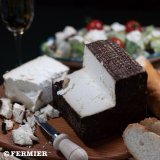 ナチュラルチーズとワインご予約承り中です。